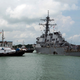 Dos remolcadores ayudan a manobrar al USS John McCain tras su colisión en agosto de 2017.